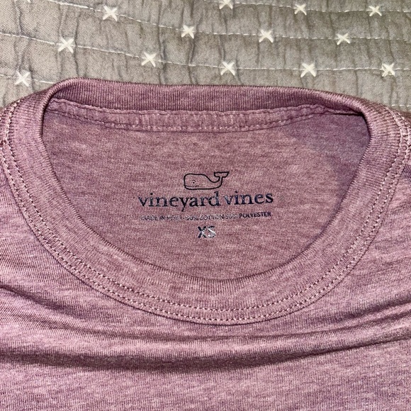 (Bundle 2 for $20) Vineyard Vines Men’s Mauve Fish Graphic Tee Sz XS - Picture 3 of 4